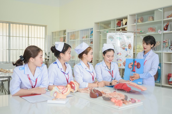 Hiện nay, nhiều trường đại học và cao đẳng trên cả nước đã bổ sung các tổ hợp khối D để xét tuyển vào một số ngành thuộc lĩnh vực sức khỏe, mở rộng cơ hội lựa chọn cho thí sinh